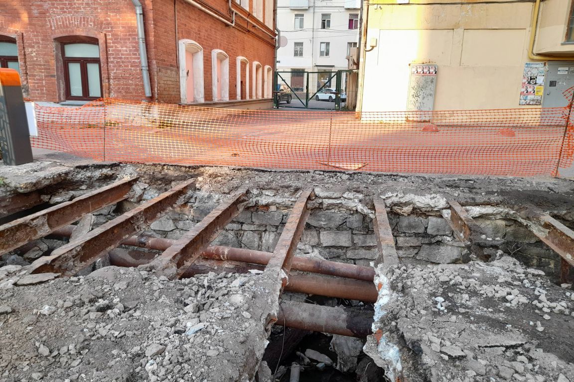 В Екатеринбурге энергетики случайно раскопали бункер. Он находится в доме-памятнике  - «Уральский рабочий»